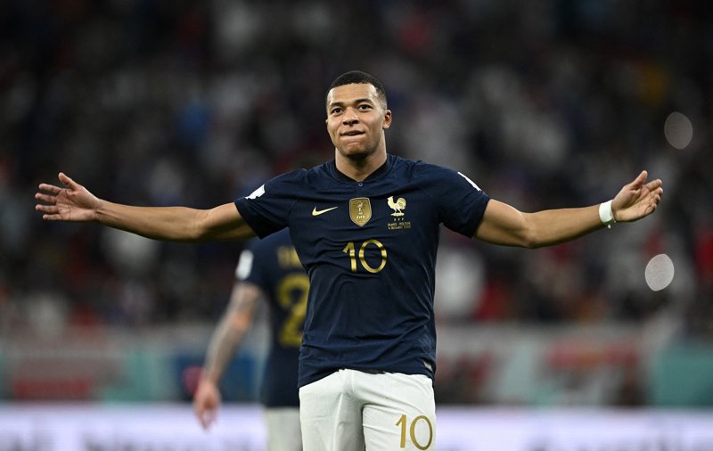 Hình nền Mbappe ngầu sẽ biến màn hình của bạn trở nên ấn tượng và phong cách hơn bao giờ hết.