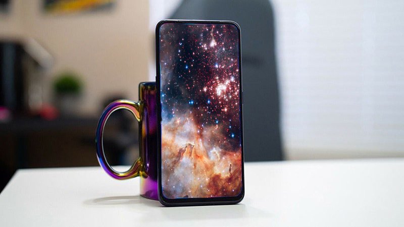 Hình nền galaxy hoạt hình với các ngôi sao và hành tinh được thiết kế đáng yêu, tạo nên không gian vui nhộn và ngộ nghĩnh.